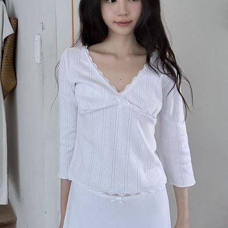 Dongdaemum Women’s Shirts, Tops & T-Shirts, a testament to the elegance and quality of wholesale Korean fashion.
