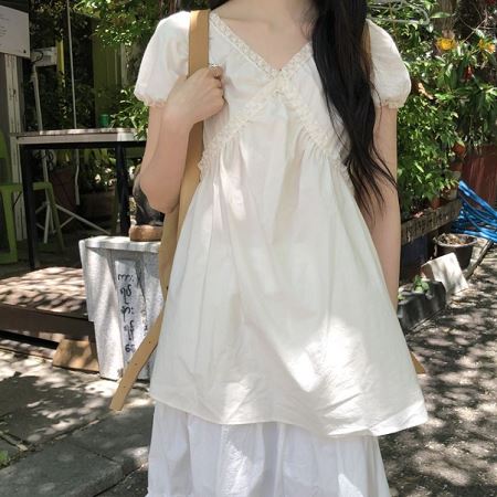 Dongdaemum Women’s Shirts, Tops & T-Shirts, a testament to the elegance and quality of wholesale Korean fashion.