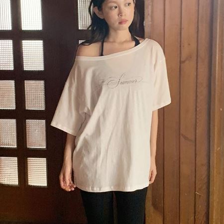 Dongdaemum Women’s Shirts, Tops & T-Shirts, a testament to the elegance and quality of wholesale Korean fashion.