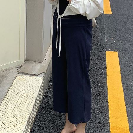 Dongdaemum Women’s Pants, a testament to the elegance and quality of wholesale Korean fashion.
