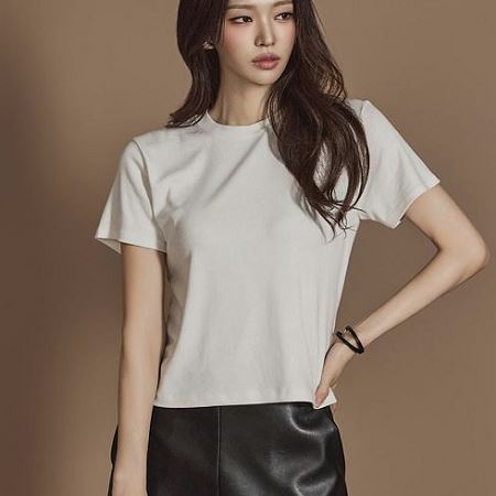 Dongdaemum Women’s Shirts, Tops & T-Shirts, a testament to the elegance and quality of wholesale Korean fashion.