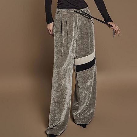 Dongdaemum Women’s Pants, a testament to the elegance and quality of wholesale Korean fashion.