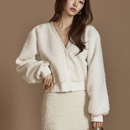 Dongdaemum Women’s Coats & Jackets, a testament to the elegance and quality of wholesale Korean fashion.