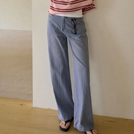 Dongdaemum Women’s Pants, a testament to the elegance and quality of wholesale Korean fashion.