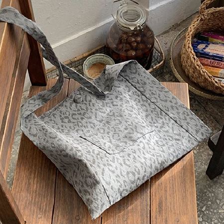 Dongdaemum Women’s Handbags, a testament to the elegance and quality of wholesale Korean fashion.