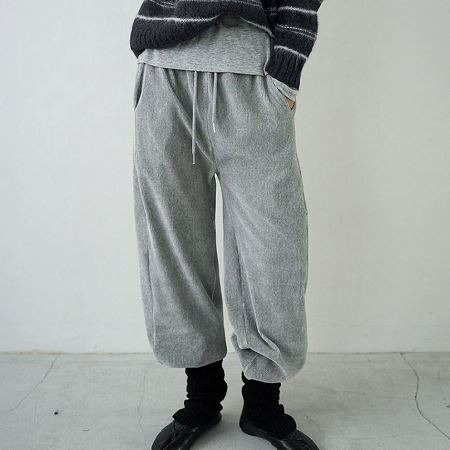 Dongdaemum Women’s Pants, a testament to the elegance and quality of wholesale Korean fashion.