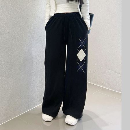 Dongdaemum Women’s Pants, a testament to the elegance and quality of wholesale Korean fashion.