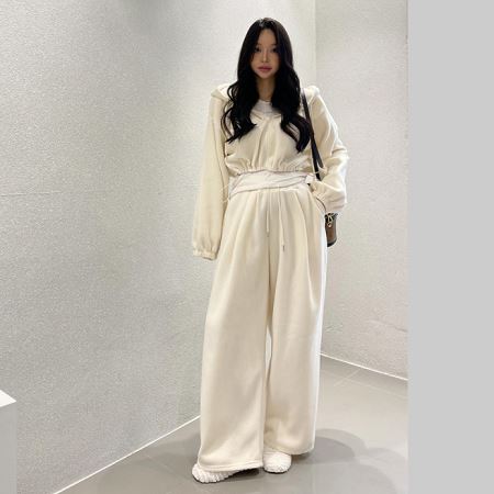 Dongdaemum Women’s One-Pieces, a testament to the elegance and quality of wholesale Korean fashion.