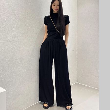 Dongdaemum Women’s One-Pieces, a testament to the elegance and quality of wholesale Korean fashion.