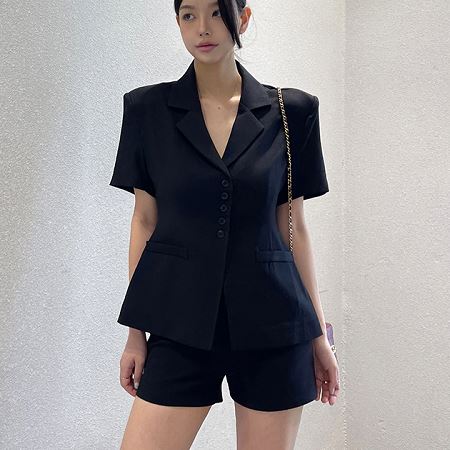 Dongdaemum Women’s Coats & Jackets, a testament to the elegance and quality of wholesale Korean fashion.