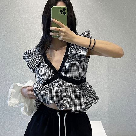 Dongdaemum Women’s Shirts, Tops & T-Shirts, a testament to the elegance and quality of wholesale Korean fashion.
