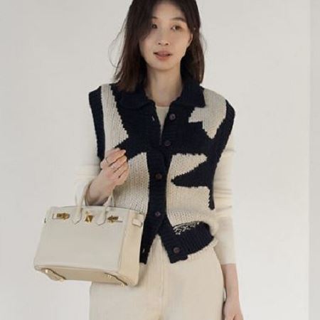 Dongdaemum Women’s Coats & Jackets, a testament to the elegance and quality of wholesale Korean fashion.