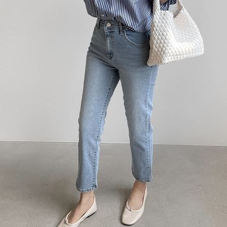 Dongdaemum Women’s Pants, a testament to the elegance and quality of wholesale Korean fashion.