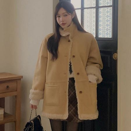 Dongdaemum Women’s Shirts, Tops & T-Shirts, a testament to the elegance and quality of wholesale Korean fashion.