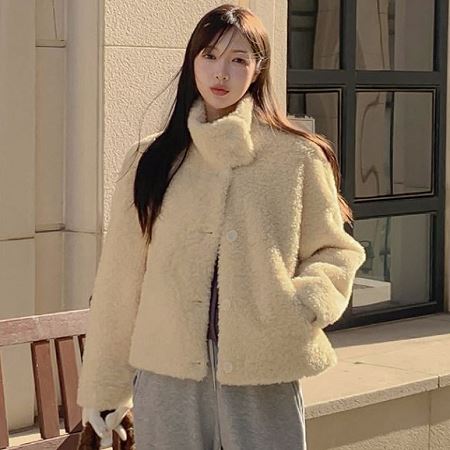 Dongdaemum Women’s Coats & Jackets, a testament to the elegance and quality of wholesale Korean fashion.