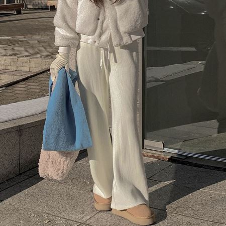 Dongdaemum Women’s Pants, a testament to the elegance and quality of wholesale Korean fashion.