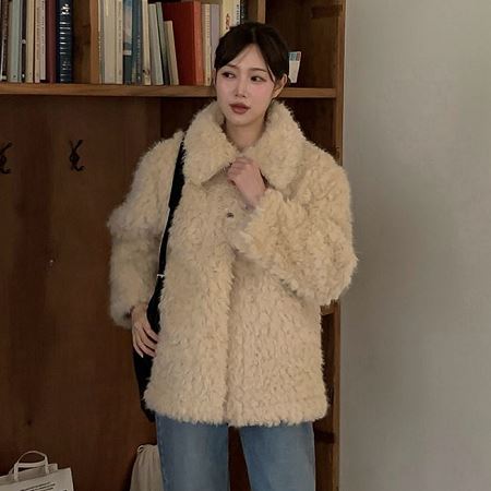 Dongdaemum Women’s Coats & Jackets, a testament to the elegance and quality of wholesale Korean fashion.