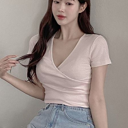 Dongdaemum Women’s Shirts, Tops & T-Shirts, a testament to the elegance and quality of wholesale Korean fashion.