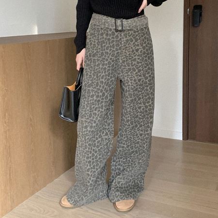 Dongdaemum Women’s Pants, a testament to the elegance and quality of wholesale Korean fashion.