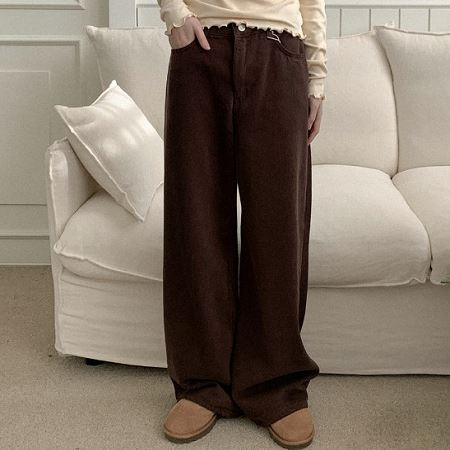 Dongdaemum Women’s Pants, a testament to the elegance and quality of wholesale Korean fashion.