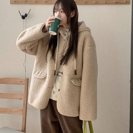 Dongdaemum Women’s Coats & Jackets, a testament to the elegance and quality of wholesale Korean fashion.