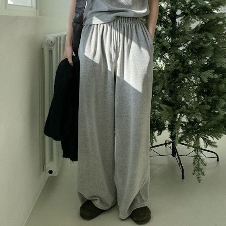 Dongdaemum Women’s Pants, a testament to the elegance and quality of wholesale Korean fashion.