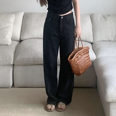 Dongdaemum Women’s Pants, a testament to the elegance and quality of wholesale Korean fashion.