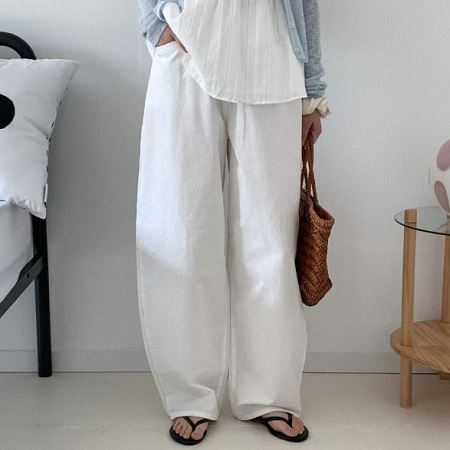Dongdaemum Women’s Pants, a testament to the elegance and quality of wholesale Korean fashion.