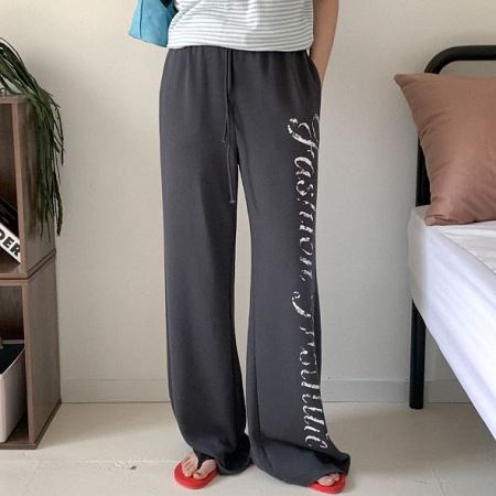 Dongdaemum Women’s Pants, a testament to the elegance and quality of wholesale Korean fashion.