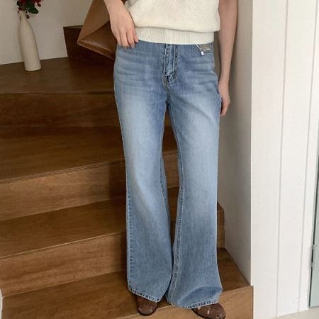 Dongdaemum Women’s Pants, a testament to the elegance and quality of wholesale Korean fashion.