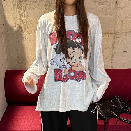 Dongdaemum Women’s Shirts, Tops & T-Shirts, a testament to the elegance and quality of wholesale Korean fashion.