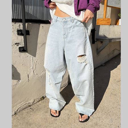 Dongdaemum Women’s Pants, a testament to the elegance and quality of wholesale Korean fashion.