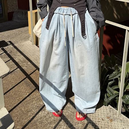 Dongdaemum Women’s Pants, a testament to the elegance and quality of wholesale Korean fashion.