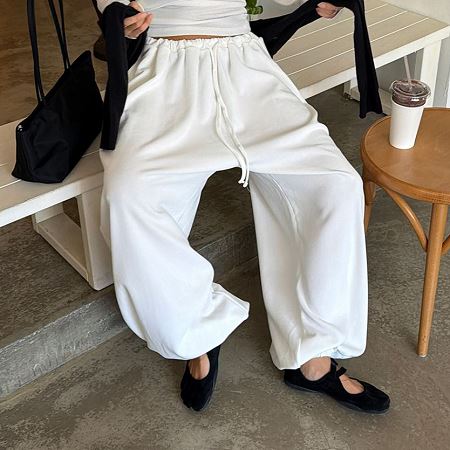 Dongdaemum Women’s Pants, a testament to the elegance and quality of wholesale Korean fashion.