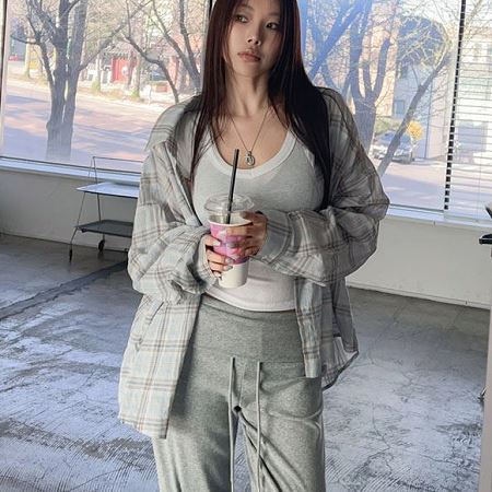 Dongdaemum Women’s Shirts, Tops & T-Shirts, a testament to the elegance and quality of wholesale Korean fashion.