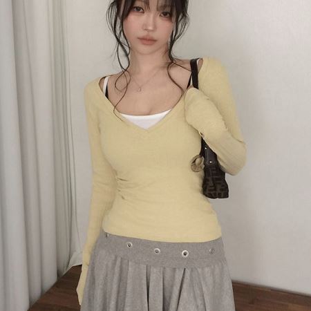 Dongdaemum Women’s Shirts, Tops & T-Shirts, a testament to the elegance and quality of wholesale Korean fashion.