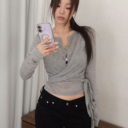 Dongdaemum Women’s Shirts, Tops & T-Shirts, a testament to the elegance and quality of wholesale Korean fashion.