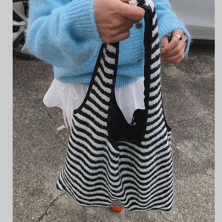 Dongdaemum Women’s Handbags, a testament to the elegance and quality of wholesale Korean fashion.