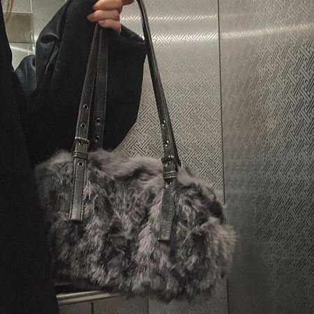 Dongdaemum Women’s Handbags, a testament to the elegance and quality of wholesale Korean fashion.