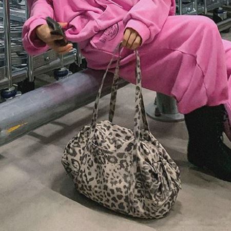 Dongdaemum Women’s Handbags, a testament to the elegance and quality of wholesale Korean fashion.