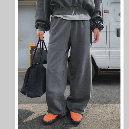 Dongdaemum Women’s Pants, a testament to the elegance and quality of wholesale Korean fashion.