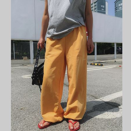 Dongdaemum Women’s Pants, a testament to the elegance and quality of wholesale Korean fashion.