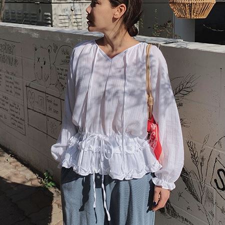 Dongdaemum Women’s Shirts, Tops & T-Shirts, a testament to the elegance and quality of wholesale Korean fashion.