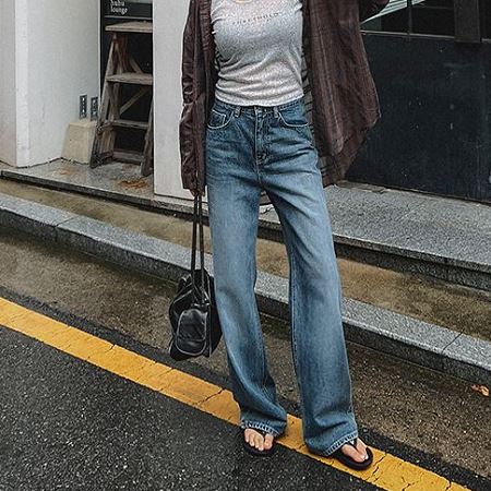 Dongdaemum Women’s Pants, a testament to the elegance and quality of wholesale Korean fashion.