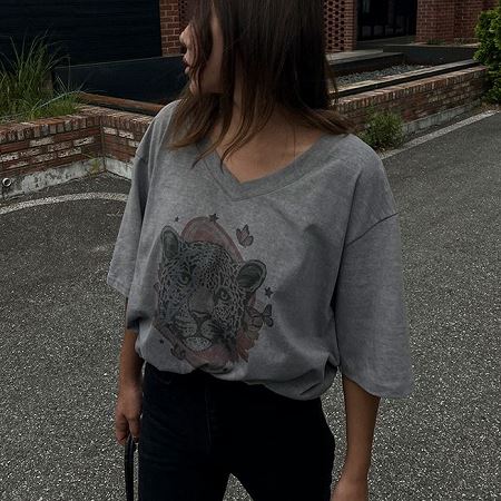 Dongdaemum Women’s Shirts, Tops & T-Shirts, a testament to the elegance and quality of wholesale Korean fashion.