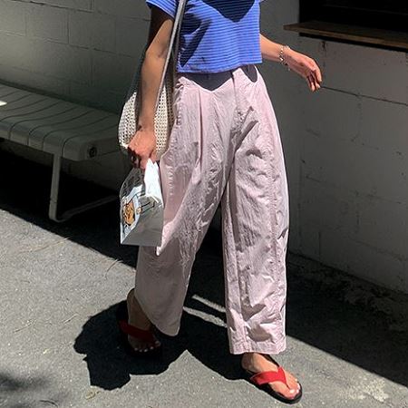 Dongdaemum Women’s Pants, a testament to the elegance and quality of wholesale Korean fashion.