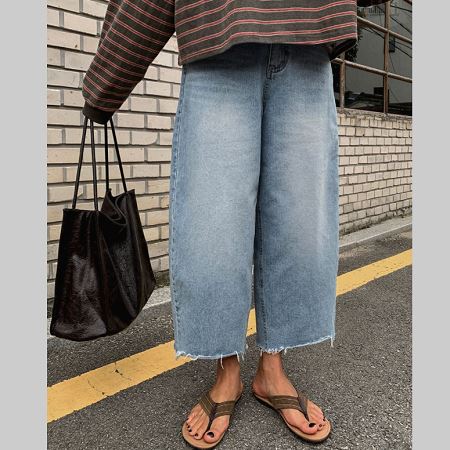 Dongdaemum Women’s Pants, a testament to the elegance and quality of wholesale Korean fashion.