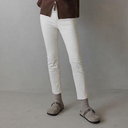 Dongdaemum Women’s Pants, a testament to the elegance and quality of wholesale Korean fashion.