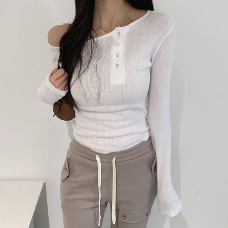 Dongdaemum Women’s Shirts, Tops & T-Shirts, a testament to the elegance and quality of wholesale Korean fashion.