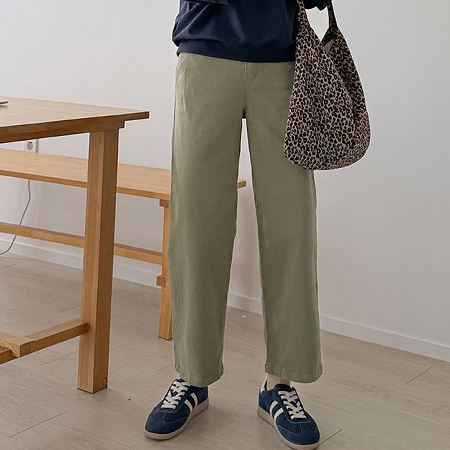 Dongdaemum Women’s Pants, a testament to the elegance and quality of wholesale Korean fashion.